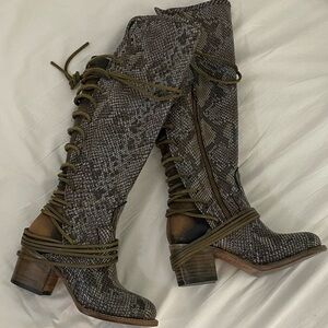 Freebird by Steve Madden Coal Snakeskin Boots